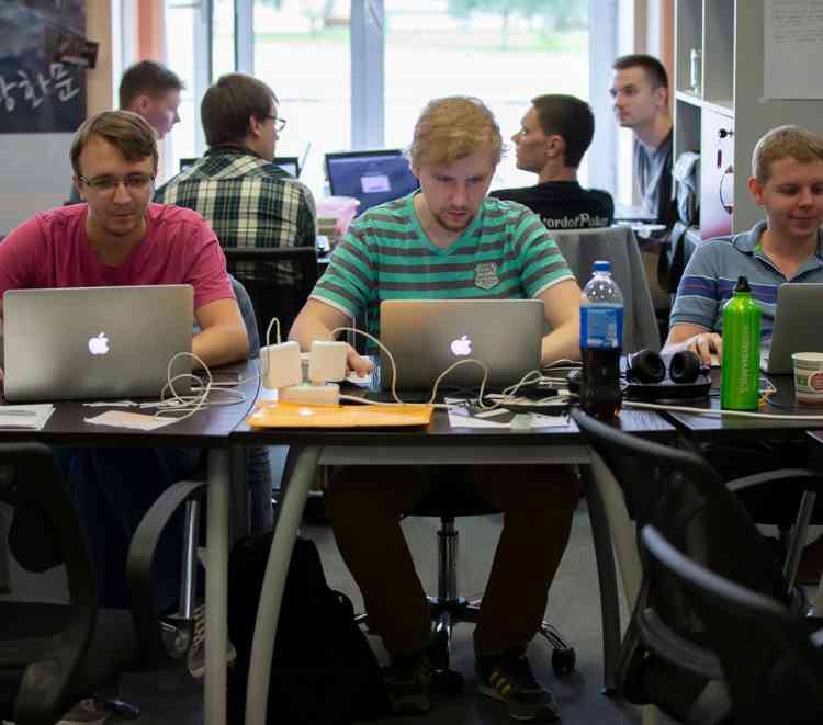 Lawsuit from US developers sways Apple