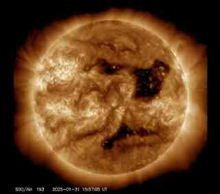 Auroras-incoming-from-massive-solar-coronal-holes