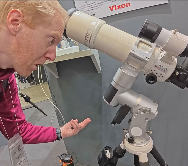 Cuiv the Lazy Geek visits the VIXEN booth at CP conference in Yokohama