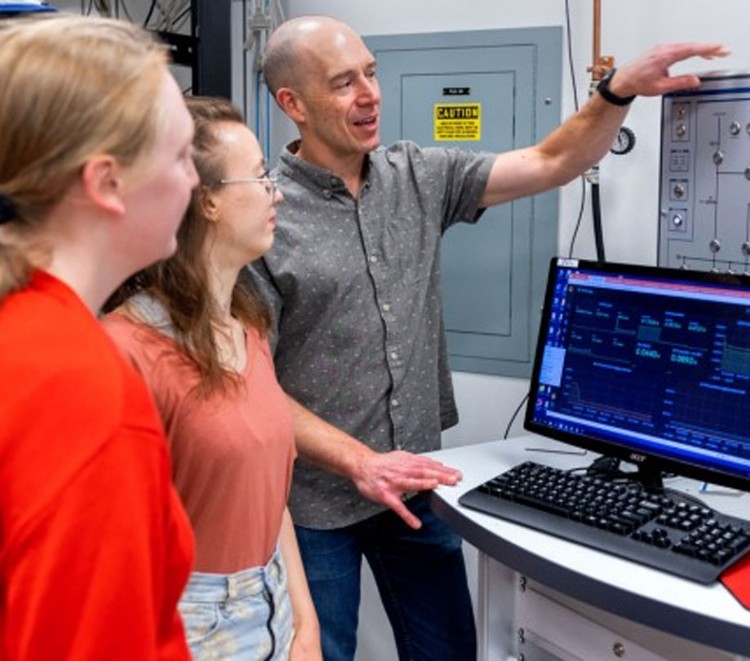 Michael Niemack Alicia Middleton and Isla Steinman collaborate in physics lab