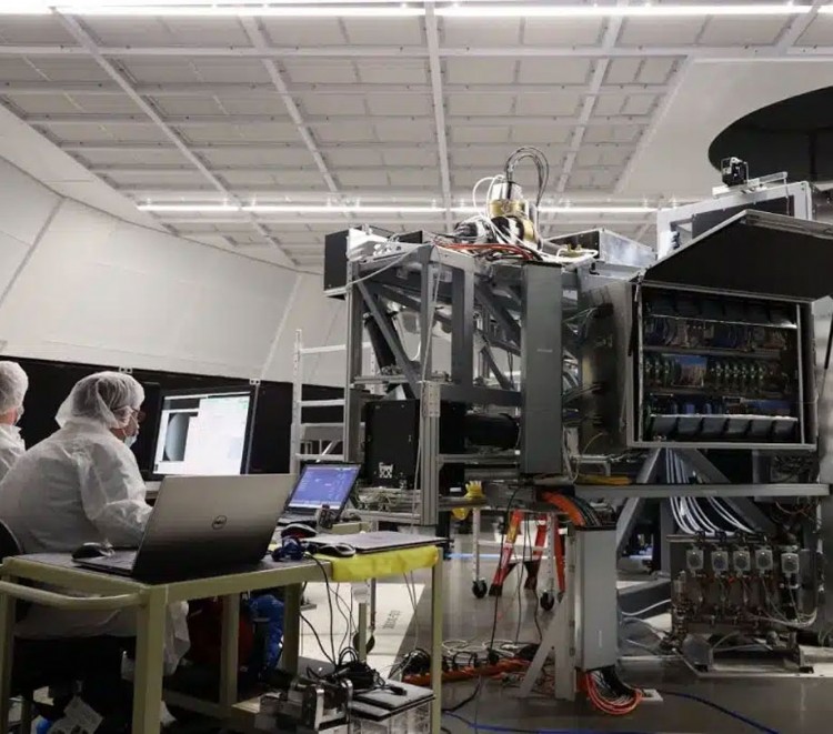 NSO and KIS engineers and scientists work on the Visible Tunable Filter VTF