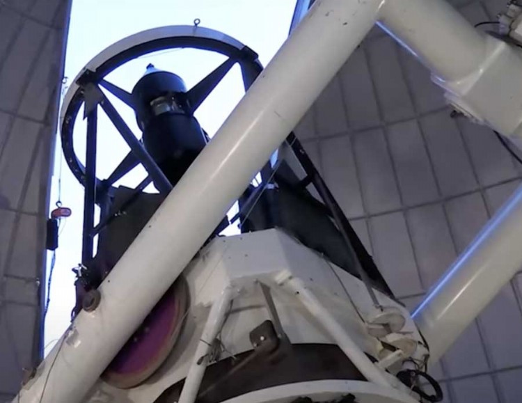 telescope preparing to abserve Comet3i atlas